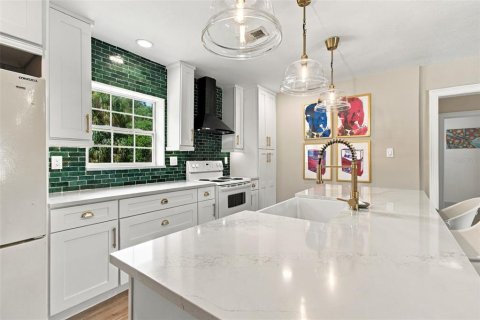 House in Tampa, Florida 2 bedrooms, 100.52 sq.m. № 2406254 - photo 14