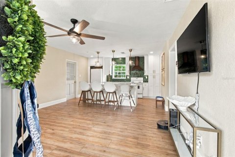 House in Tampa, Florida 2 bedrooms, 100.52 sq.m. № 2406254 - photo 9
