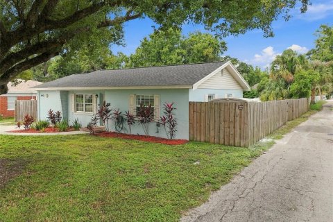 House in Tampa, Florida 2 bedrooms, 100.52 sq.m. № 2406254 - photo 3