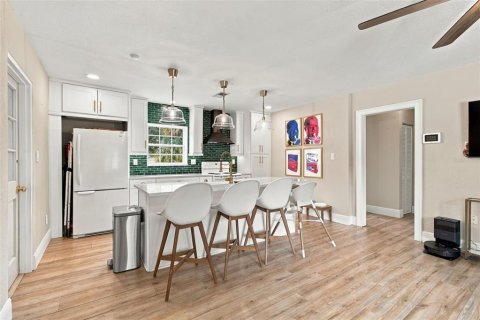 House in Tampa, Florida 2 bedrooms, 100.52 sq.m. № 2406254 - photo 12