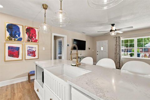 House in Tampa, Florida 2 bedrooms, 100.52 sq.m. № 2406254 - photo 18
