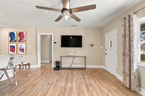 House in Tampa, Florida 2 bedrooms, 100.52 sq.m. № 2406254 - photo 11