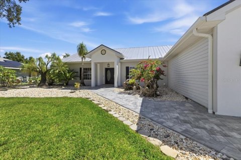 Villa ou maison à vendre à Port Charlotte, Floride: 3 chambres, 186.36 m2 № 2416600 - photo 3