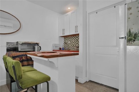 Commercial property in Miami, Florida 231.88 sq.m. № 1988105 - photo 7