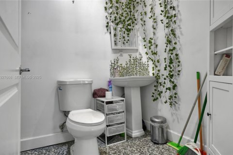 Commercial property in Miami, Florida 231.88 sq.m. № 1988105 - photo 10