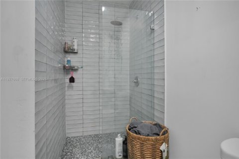 Commercial property in Miami, Florida 231.88 sq.m. № 1988105 - photo 11