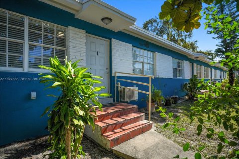 Commercial property in Miami, Florida 231.88 sq.m. № 1988105 - photo 1