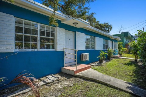 Commercial property in Miami, Florida 231.88 sq.m. № 1988105 - photo 13