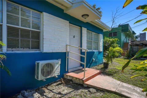 Commercial property in Miami, Florida 231.88 sq.m. № 1988105 - photo 14