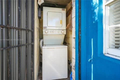 Commercial property in Miami, Florida 231.88 sq.m. № 1988105 - photo 19