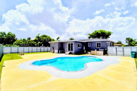 House in Miami, Florida 3 bedrooms № 1867365 - photo 1