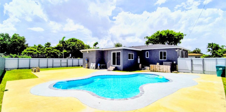 House in Miami, Florida 3 bedrooms № 1867365