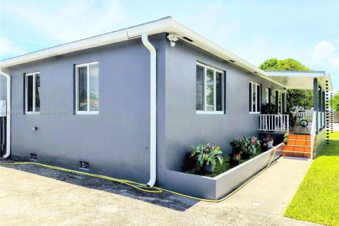House in Miami, Florida 3 bedrooms № 1867365 - photo 10