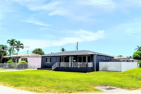 House in Miami, Florida 3 bedrooms № 1867365 - photo 2