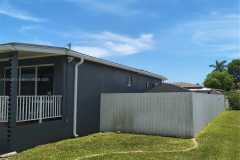 House in Miami, Florida 3 bedrooms № 1867365 - photo 4