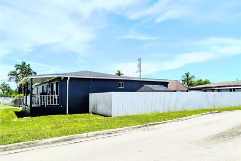 House in Miami, Florida 3 bedrooms № 1867365 - photo 3