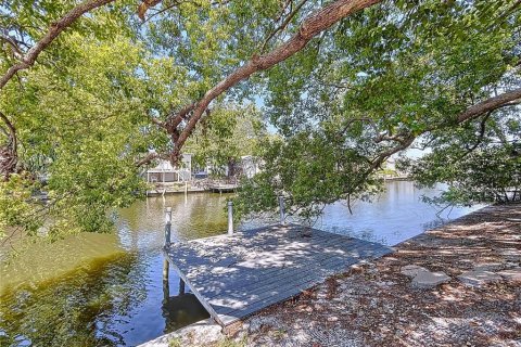 House in Tampa, Florida 3 bedrooms, 107.86 sq.m. № 1666967 - photo 2