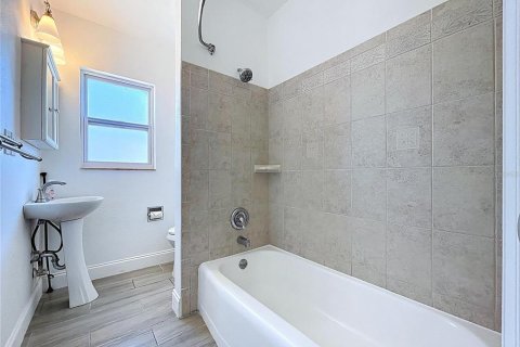 House in Tampa, Florida 3 bedrooms, 107.86 sq.m. № 1666967 - photo 29