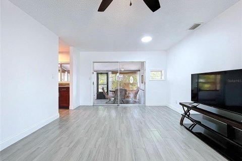 House in Tampa, Florida 3 bedrooms, 107.86 sq.m. № 1666967 - photo 17
