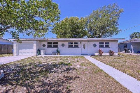 House in Tampa, Florida 3 bedrooms, 107.86 sq.m. № 1666967 - photo 1