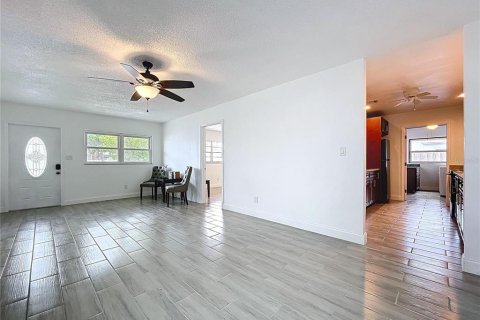 House in Tampa, Florida 3 bedrooms, 107.86 sq.m. № 1666967 - photo 15