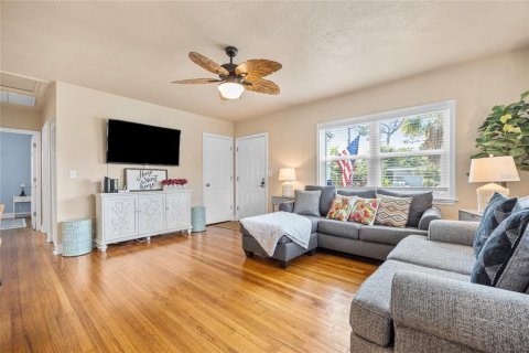 House in Gulfport, Florida 3 bedrooms, 143.07 sq.m. № 1771513 - photo 10