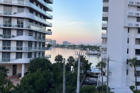 Condo in Miami Beach, Florida, 1 bedroom № 2428196 - photo 2