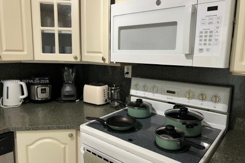 Condo in Miami Beach, Florida, 1 bedroom № 2428196 - photo 9