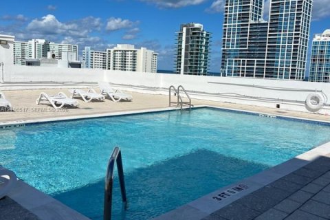 Condo in Miami Beach, Florida, 1 bedroom № 2428196 - photo 16