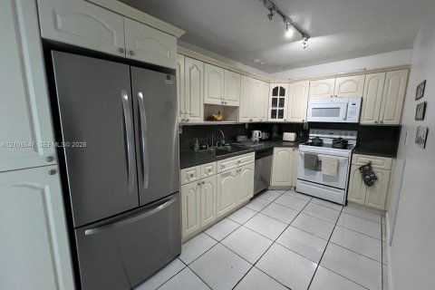 Condo in Miami Beach, Florida, 1 bedroom № 2428196 - photo 8