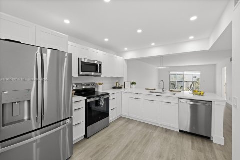 Condominio en venta en Pembroke Pines, Florida, 2 dormitorios, 110.74 m2 № 1972612 - foto 2