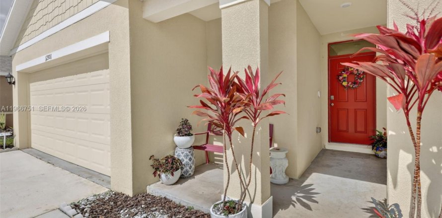 Дом в Порт-Сент-Луси, Флорида 3 спальни, 149.94м2 № 2029040