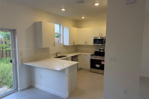 Adosado en alquiler en Homestead, Florida, 3 dormitorios № 2076879 - foto 14