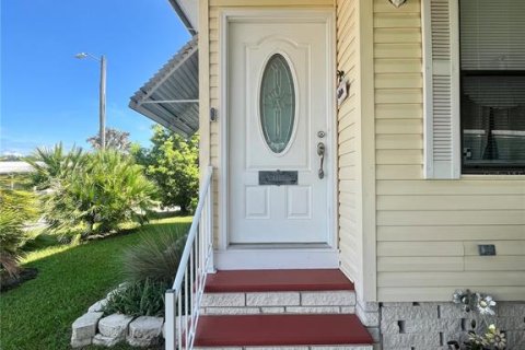Apartment in Zephyrhills, Florida 2 bedrooms, 97.36 sq.m. № 2215996 - photo 3