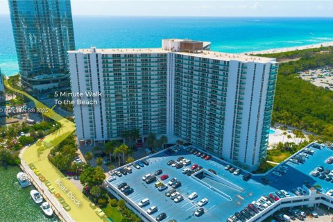 Condo in Sunny Isles Beach, Florida, 1 bedroom № 1943184 - photo 17