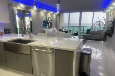Condo in Sunny Isles Beach, Florida, 1 bedroom № 1943184 - photo 5