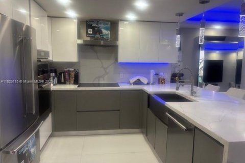 Condo in Sunny Isles Beach, Florida, 1 bedroom № 1943184 - photo 1