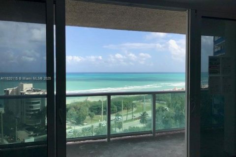 Condo in Sunny Isles Beach, Florida, 1 bedroom № 1943184 - photo 3