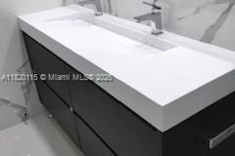 Condo in Sunny Isles Beach, Florida, 1 bedroom № 1943184 - photo 9