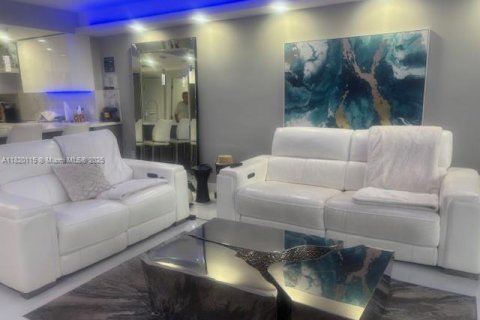 Condo in Sunny Isles Beach, Florida, 1 bedroom № 1943184 - photo 2