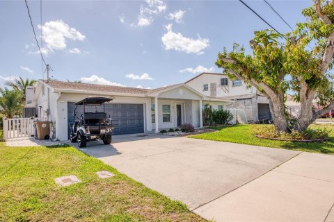 House in Madeira Beach, Florida 3 bedrooms, 226.31 sq.m. № 2108208