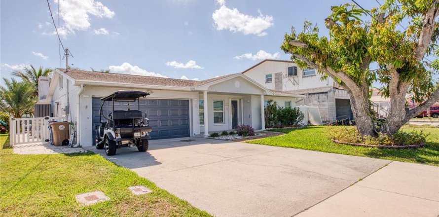 House in Madeira Beach, Florida 3 bedrooms, 226.31 sq.m. № 2108208