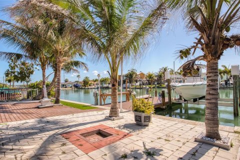 House in Madeira Beach, Florida 3 bedrooms, 226.31 sq.m. № 2108208 - photo 9