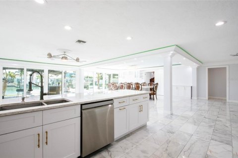 House in Madeira Beach, Florida 3 bedrooms, 226.31 sq.m. № 2108208 - photo 27