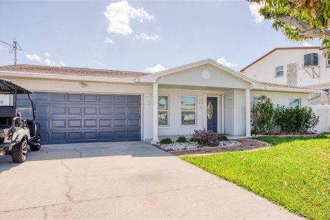House in Madeira Beach, Florida 3 bedrooms, 226.31 sq.m. № 2108208 - photo 2