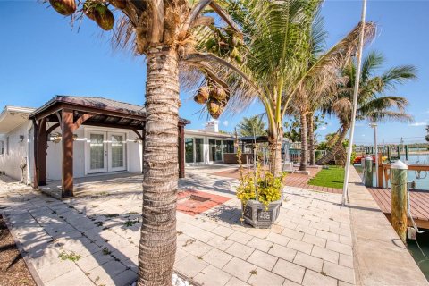 House in Madeira Beach, Florida 3 bedrooms, 226.31 sq.m. № 2108208 - photo 6