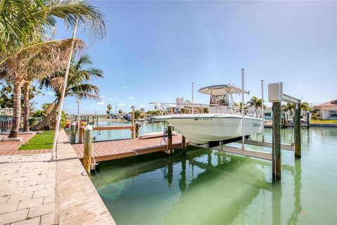 House in Madeira Beach, Florida 3 bedrooms, 226.31 sq.m. № 2108208 - photo 7