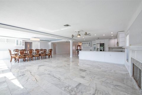 House in Madeira Beach, Florida 3 bedrooms, 226.31 sq.m. № 2108208 - photo 16
