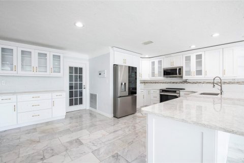 House in Madeira Beach, Florida 3 bedrooms, 226.31 sq.m. № 2108208 - photo 28