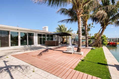 House in Madeira Beach, Florida 3 bedrooms, 226.31 sq.m. № 2108208 - photo 10